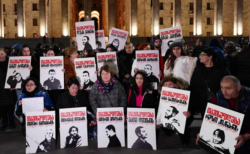 Кадр члены семей узников совести в Тбилиси в 497-й день непрерывных протестов. Фото: TV Pirveli / https://tvpirveli.ge/ka/siaxleebi/politika/125163-meore-tseli-9-aprilis-memorialtan-sindisis-patimrebis-mshoblebi-dgesats-rustavelze