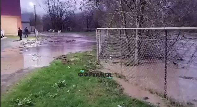 Кадр жители Сунжи потребовали провести берегоукрепительные работы из-за дождей. Фото: Фортанга / Telegram-канал