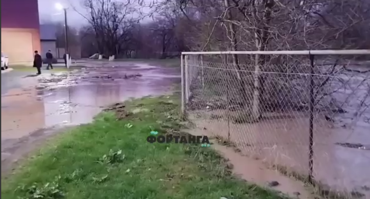 Кадр жители Сунжи потребовали провести берегоукрепительные работы из-за дождей. Фото: Фортанга / Telegram-канал