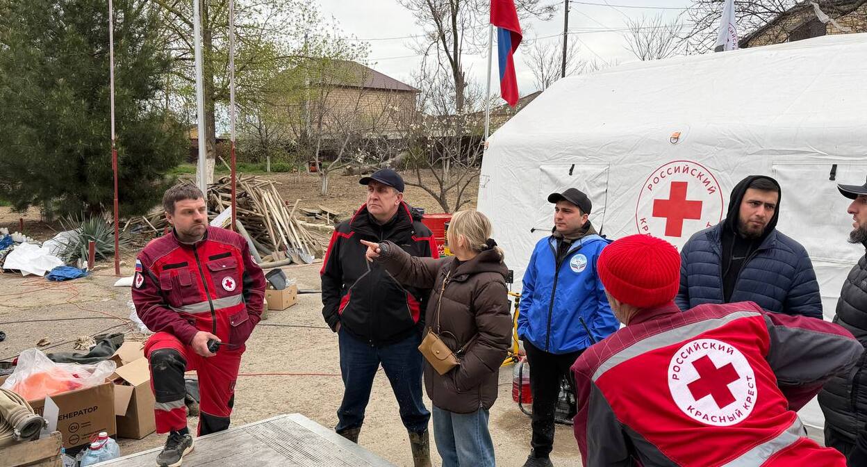 Представители Красного креста в Мамедкале. Фото: пресс-служба уполномоченного по правам человека в Дагестане / dagombu.ru