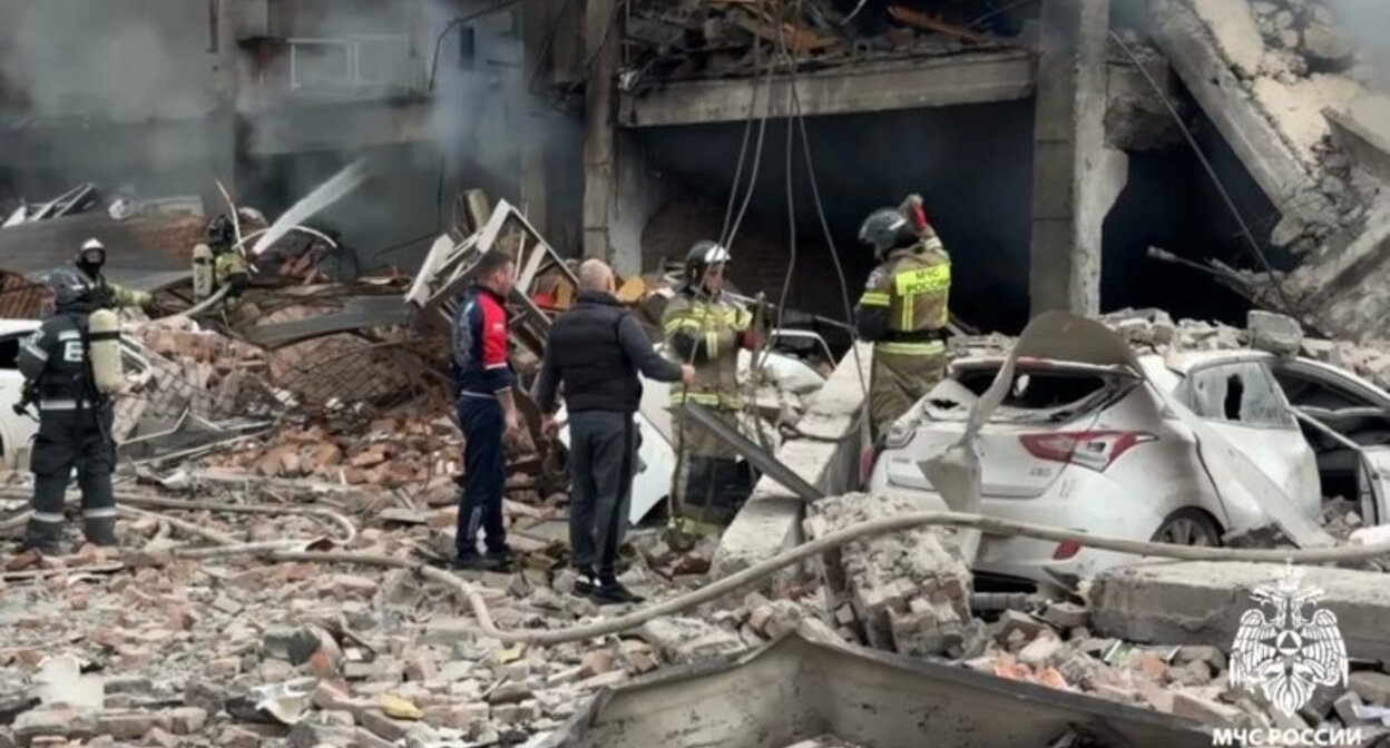 На месте взрыва во Владикавказе. 10 апреля 2026 г. Фото: МАХ/"МЧС Северной Осетии"
На месте взрыва во Владикавказе. 10 апреля 2026 г. Фото: МАХ/"МЧС Северной Осетии"