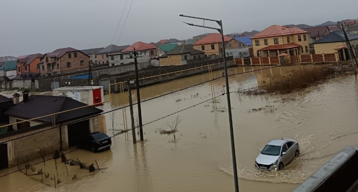 Наводнение в Каспийске. Фото из телеграм-канала "Черновика" https://t.me/chernovik/