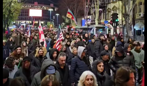 Шествие в Тбилиси. Стоп-кадр видео Publika от 11.04.26.