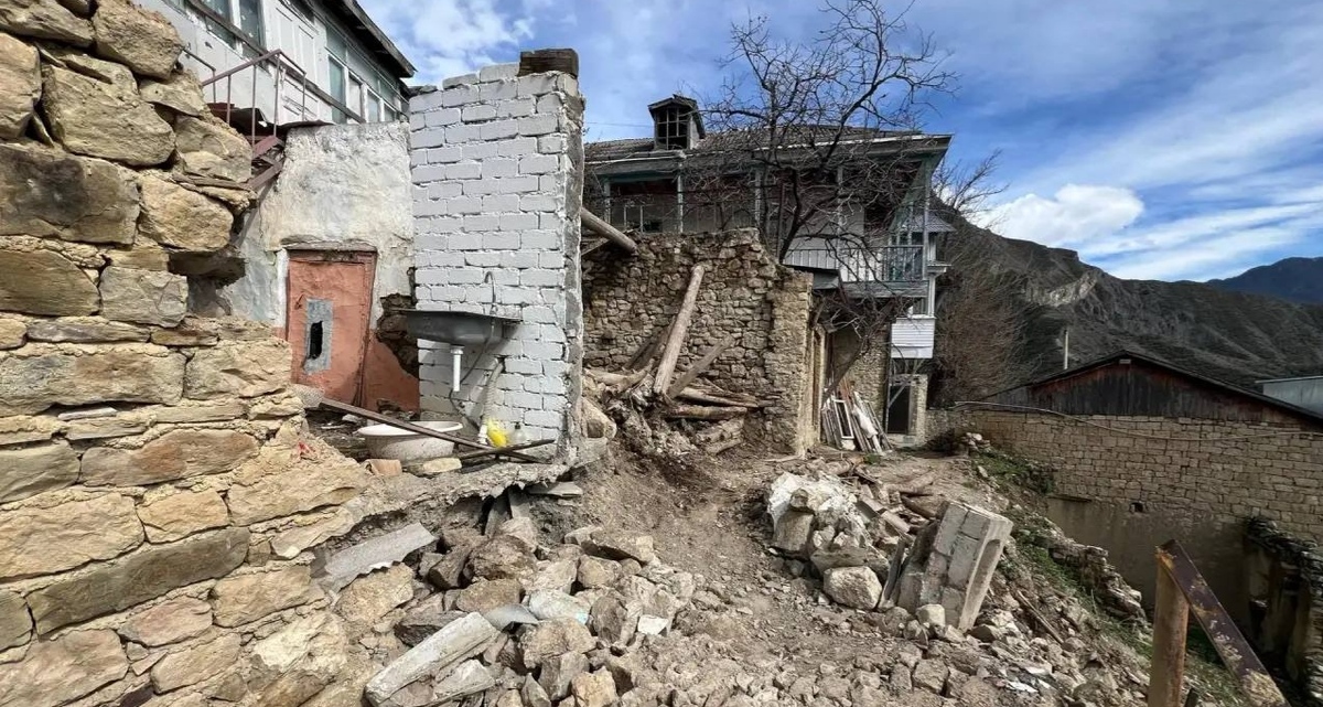 Разрушения в селе Аракани. Апрель 2026 года. Фото администрации Унцукульского района https://t.me/uncukulskyraion/14601