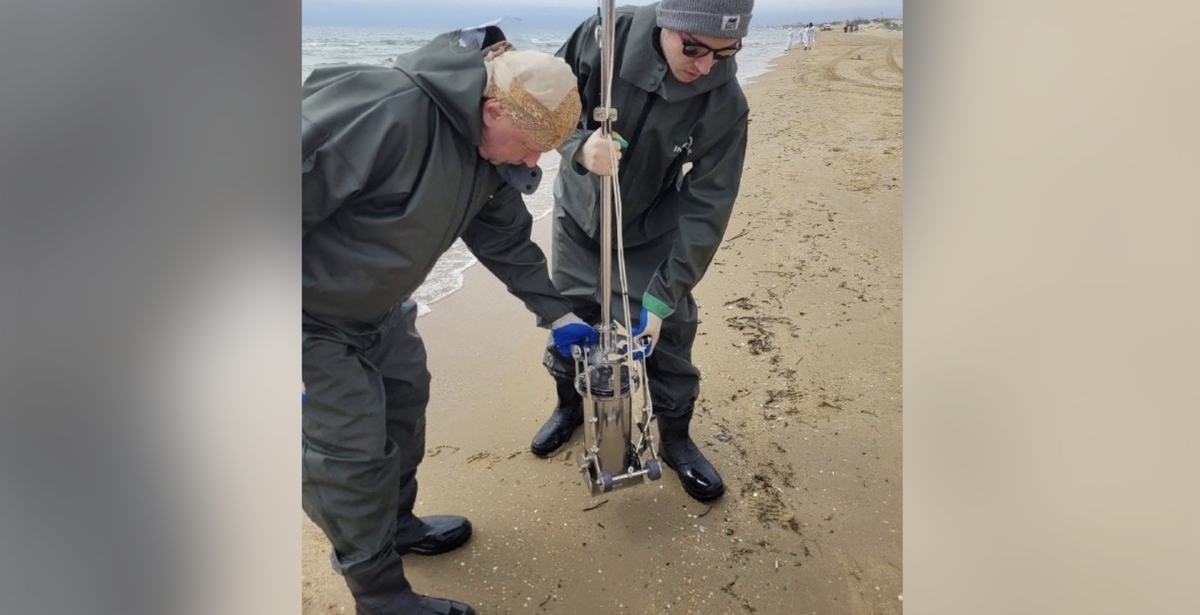 Забор проб грунта со дна моря. Фото: Институт океанологии РАН / Telegram