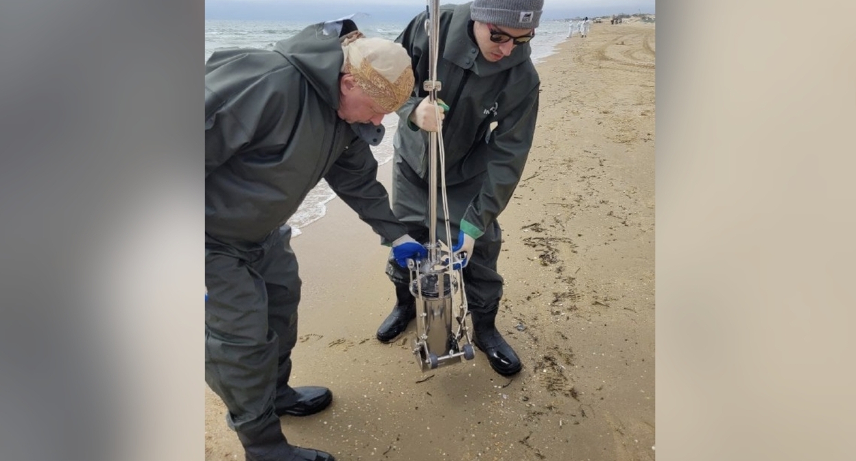 Забор проб грунта со дна моря. Фото: 