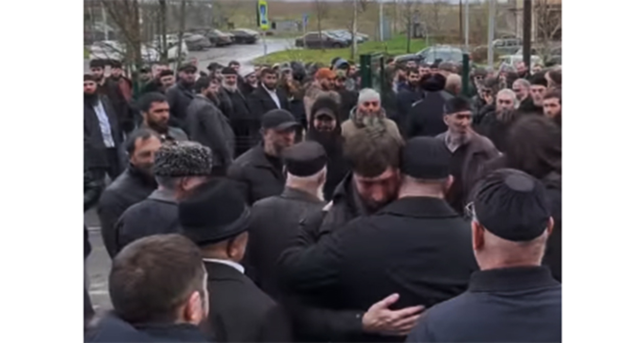 Люди возле суда, где проходило заседание по делу имама Тамасханова. 21 апреля 2026 г. Скриншот видео https://www.instagram.com/p/DXXRkQjDUeD/ Instagram принадлежит компании Meta деятельность которой запрещена в России