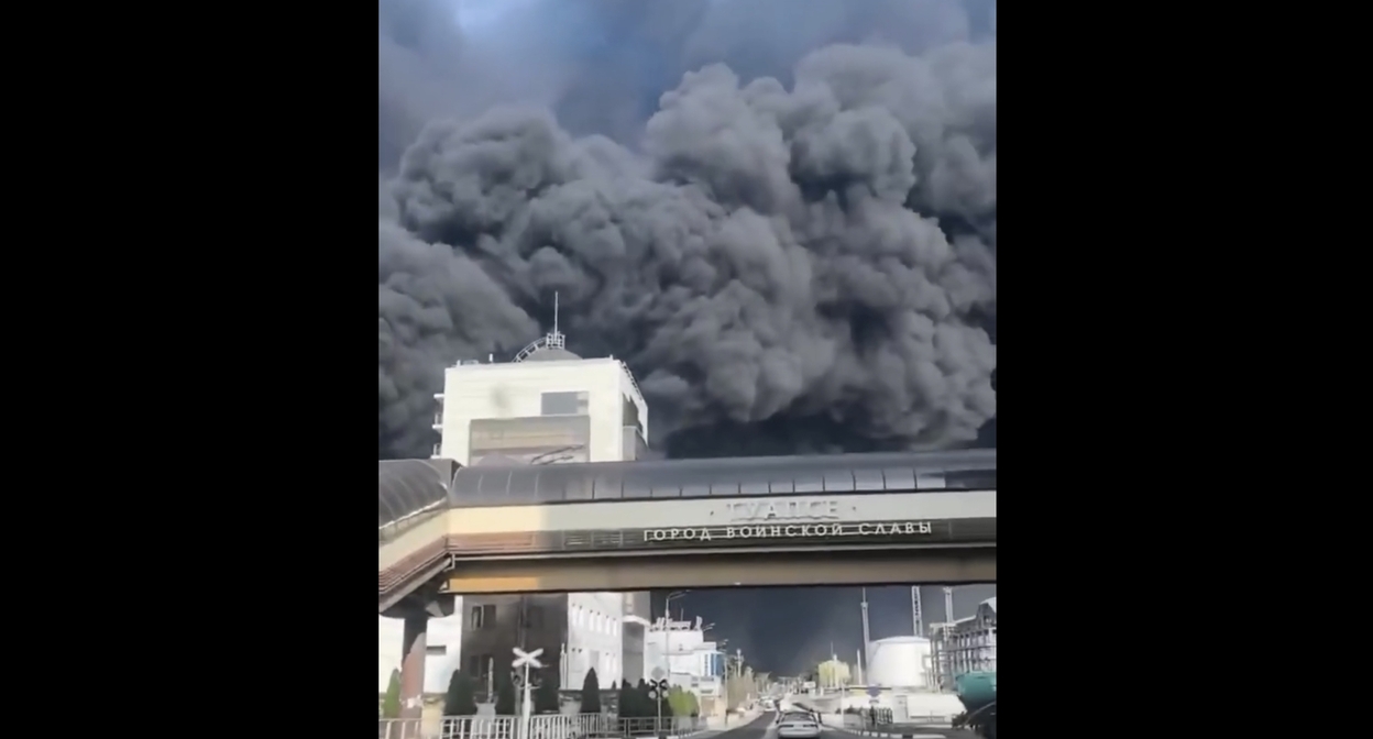 Дым над Туапсе. Кадр видео: chp.15region / Instagram*
(www.instagram.com/reel/DXbrZ_5jaff)