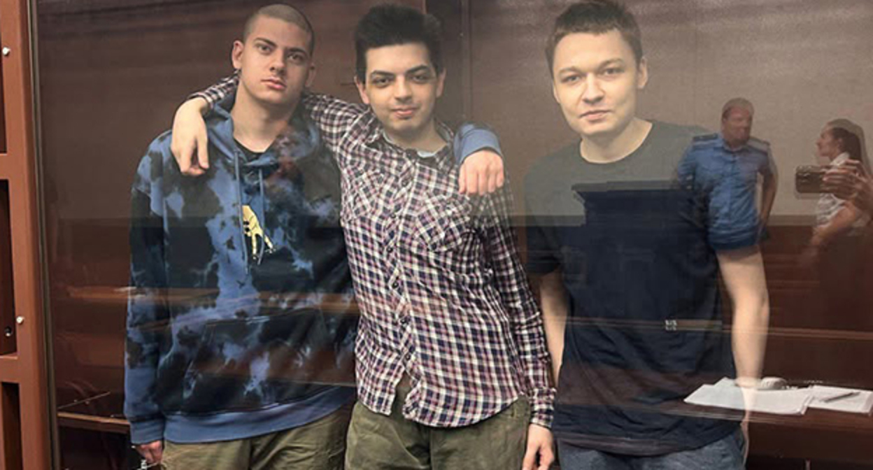 Илья Кудинов, Ахмед Рамалданов и Иван Благодатских (слева направо). Скриншот видео https://www.youtube.com/post/Ugkxb3-dJLOvGw3MxbsFnLjP-Dnp5CKWxqr2