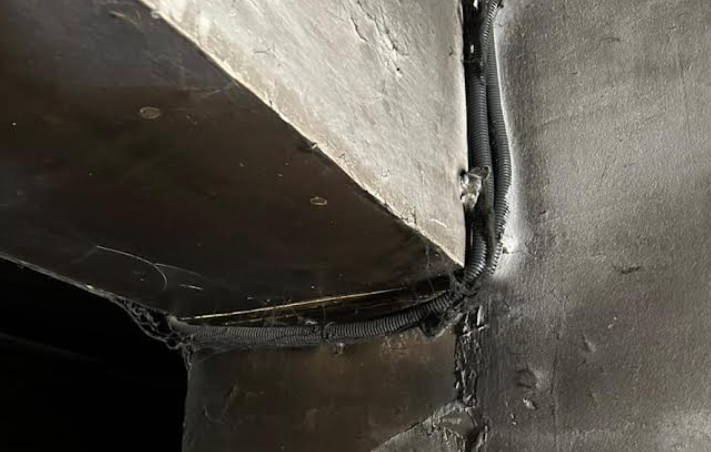 Поврежденная после пожара проводка. Фото корреспондента "Кавказского узла" от 26.04.26.