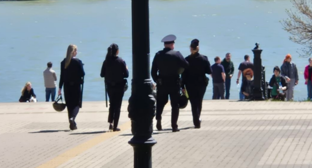 Силовики на Рождественской набережной в Краснодаре. Скриншот фото "Краснодар ЮМР от 26.04.26, https://t.me/KrasnodarUMR/24812 