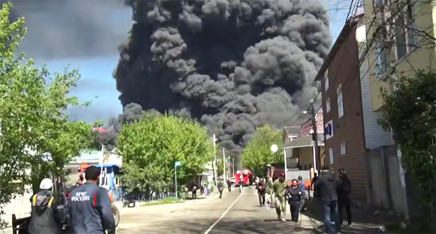 Пожар на нефтеперерабатывающем заводе в Туапсе. 28 апреля 2029 г. Скриншот видео https://t.me/opershtab23/15822