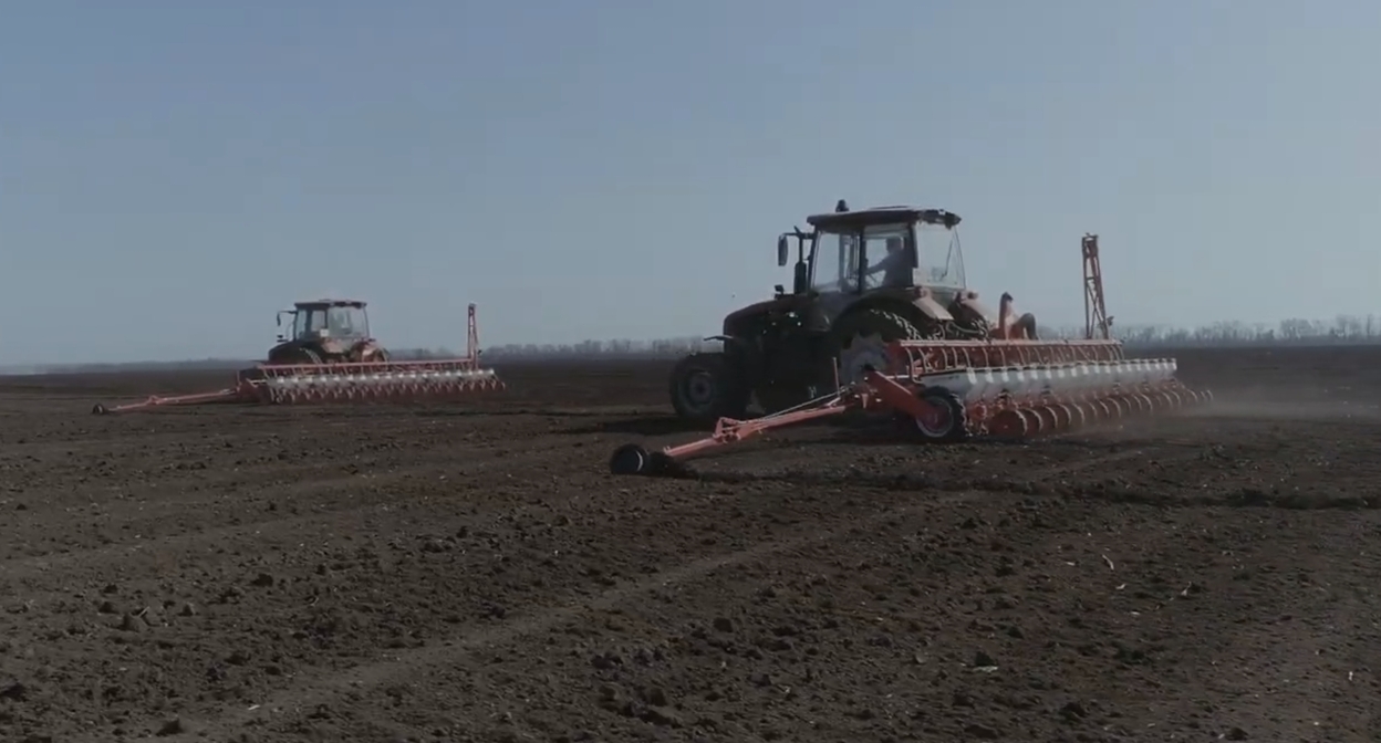 Техника концерна "Покровский" на поле. Кадр видео Концерн Покровский / YouTube