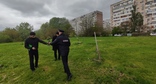 Полицейские принимают заявление об уничтожении зелёных насаждений в Юбилейном микрорайоне. Краснодар, 2 мая 2026 года. Фото из телеграм-канала "Краснодар ЮМР" https://t.me/KrasnodarUMR/25034