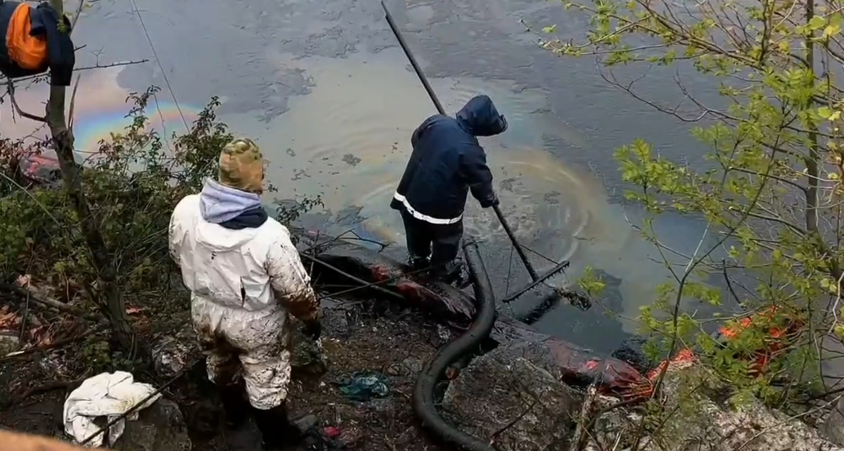 Ликвидация разлива нефтепродуктов в Туапсинском округе. Кадр видео оперштаба Кубани https://t.me/opershtab23/15926