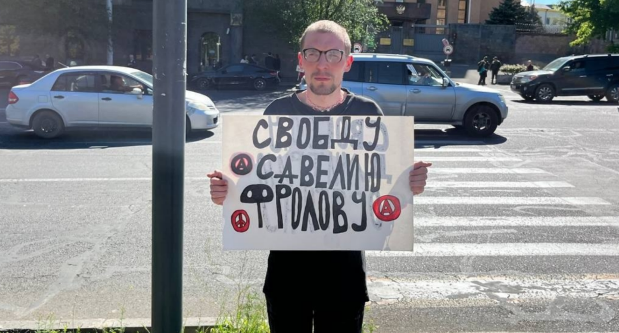 Александр Шерченков на пикете. Скриншот фото RusNews от 09.05.26, https://t.me/rusnews/84496.