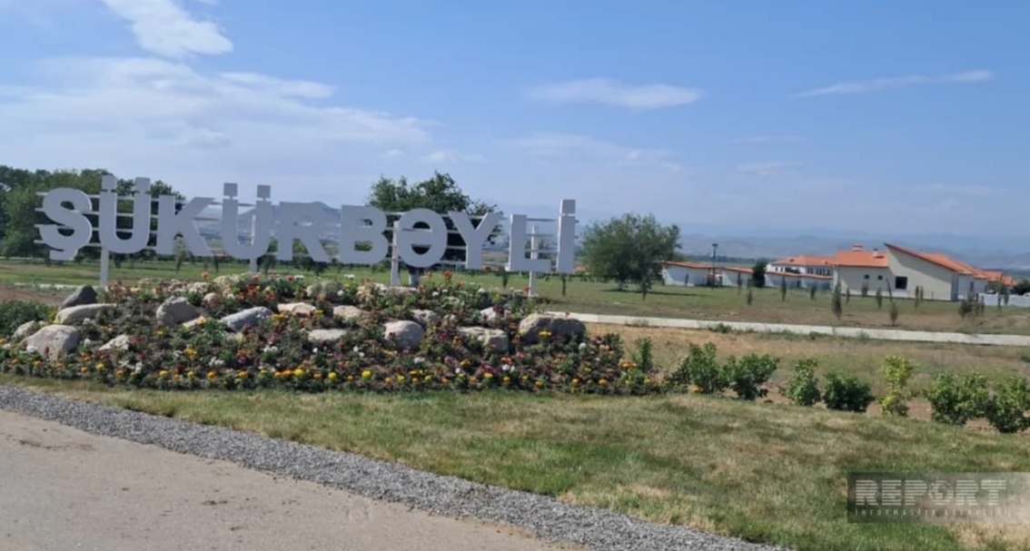 Въезд в село Шюкюрбейли (Шукюрбейли). Фото: Report https://report.az/ru/vnutrennyaya-politika/ocherednaya-gruppa-pereselencev-otpravilas-v-selo-shukyurbejli-dzhebrailskogo-rajona
