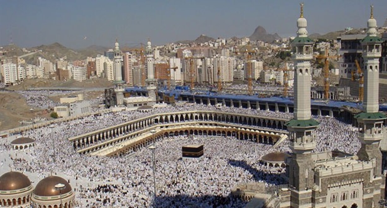 Паломники в мечети Аль-Харам. Фото: Al Jazeera English https://ru.wikipedia.org Паломники в мечети Аль-Харам. Фото: Al Jazeera English https://ru.wikipedia.org