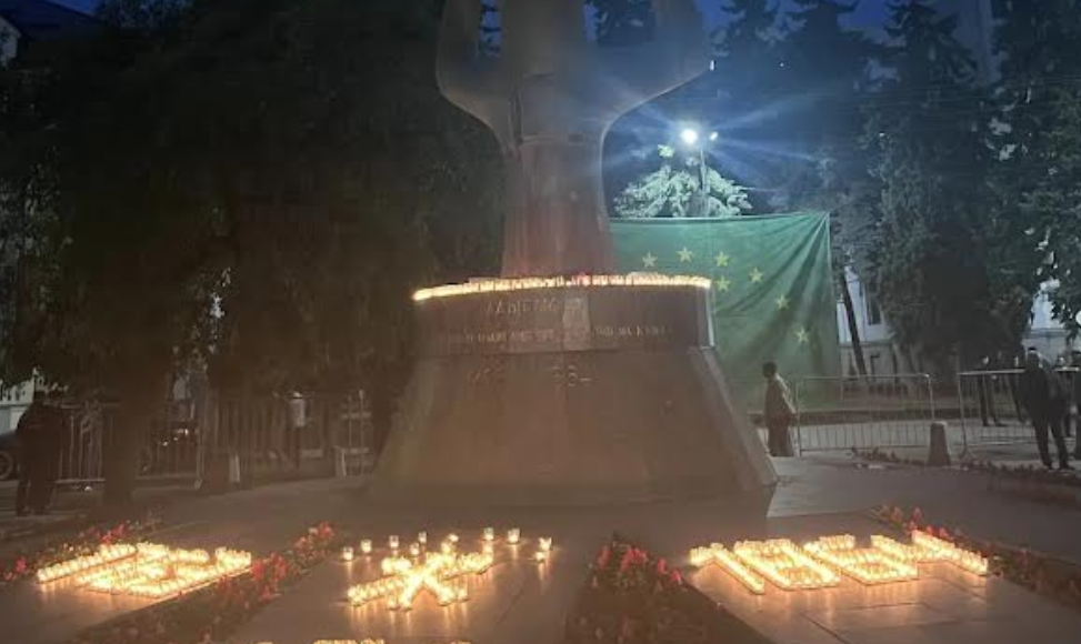 Активисты зажгли 101 свечу. Фото корреспондента "Кавказского узла" от 20.05.26 Активисты зажгли 101 свечу. Фото корреспондента "Кавказского узла" от 20.05.26