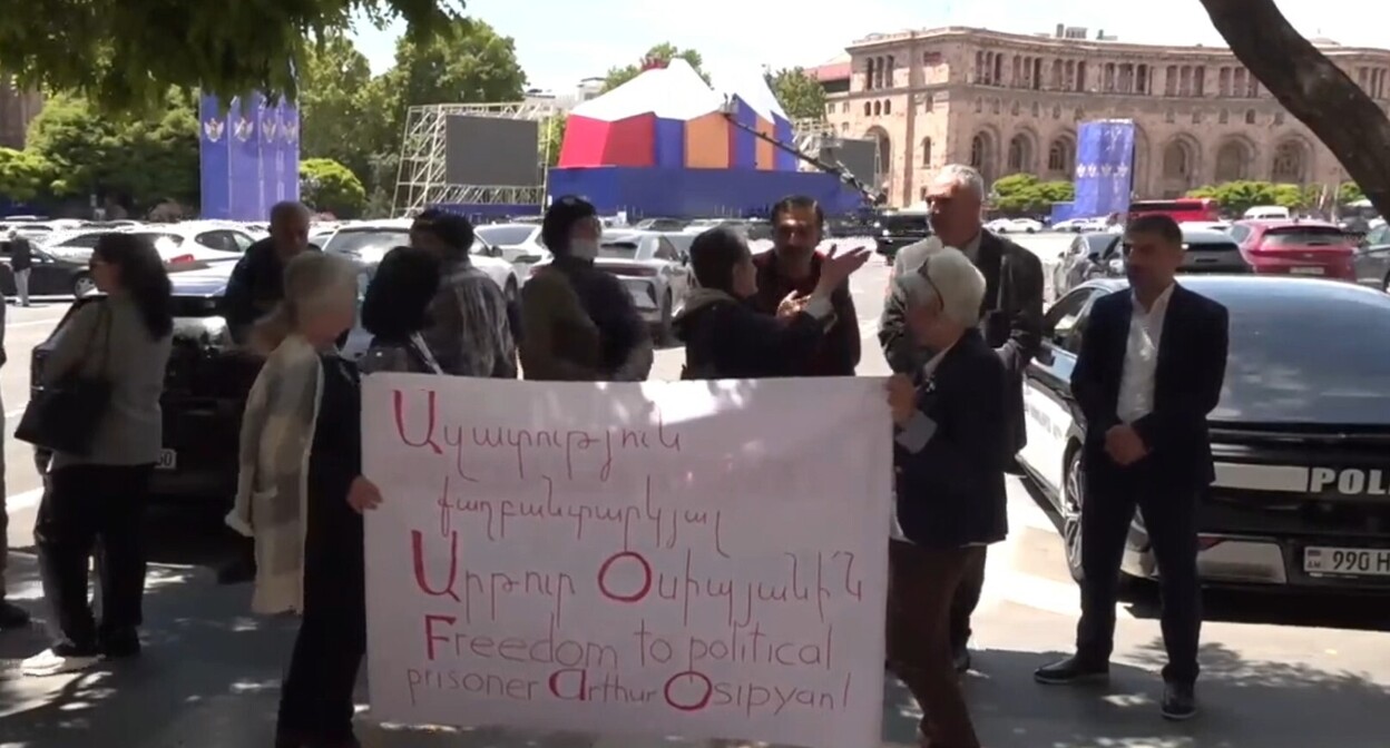 Акция с требованием освобождения Осипяна. Кадр видео Европейской партии Армении Акция с требованием освобождения Осипяна. Кадр видео Европейской партии Армении