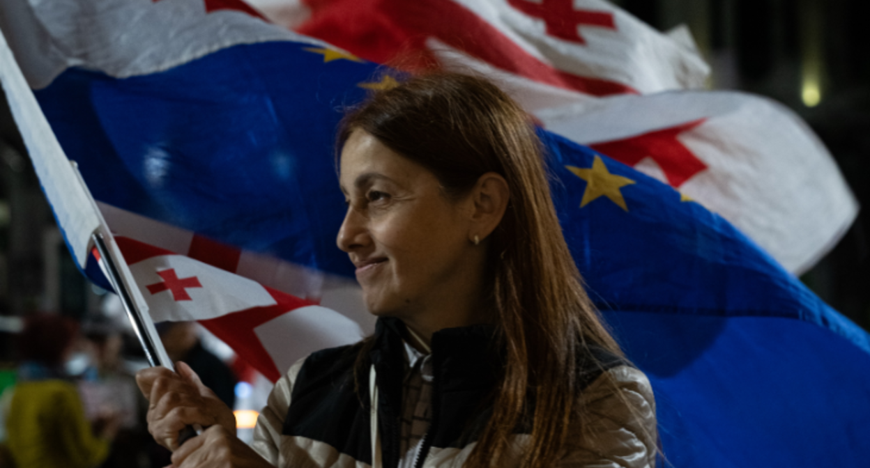 Участница акции у парламента Грузии. Скриншот фото Publika от 27.05.26, https://www.facebook.com/photo?fbid=1769447167788159&set=pcb.1769447274454815