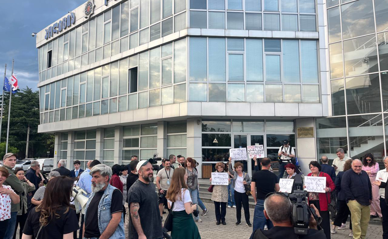 Кадр протестующие против насилия полиции в Гори. Фото: interpressnews / https://www.interpressnews.ge/ka/article/871209-goris-policiis-shenobastan-sadac-saprotesto-akcia-mimdinareobs-xmauri-iqo
Кадр протестующие против насилия полиции в Гори. Фото: interpressnews / https://www.interpressnews.ge/ka/article/871209-goris-policiis-shenobastan-sadac-saprotesto-akcia-mimdinareobs-xmauri-iqo