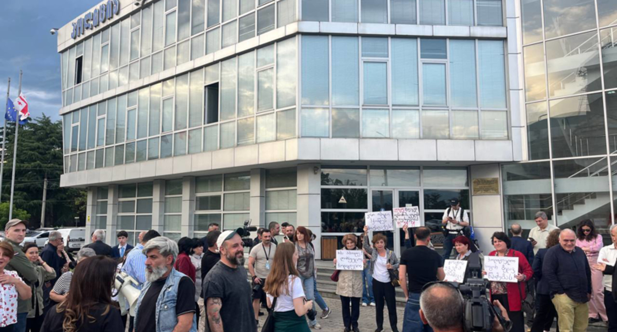Кадр протестующие против насилия полиции в Гори. Фото: interpressnews / https://www.interpressnews.ge/ka/article/871209-goris-policiis-shenobastan-sadac-saprotesto-akcia-mimdinareobs-xmauri-iqo
Кадр протестующие против насилия полиции в Гори. Фото: interpressnews / https://www.interpressnews.ge/ka/article/871209-goris-policiis-shenobastan-sadac-saprotesto-akcia-mimdinareobs-xmauri-iqo