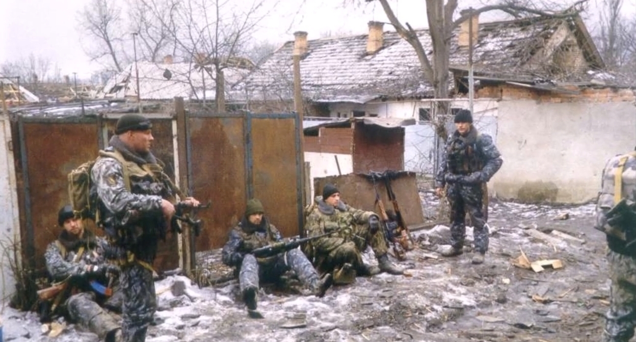 Бойцы ОМОН в Чечне, 2000 год. Кадр видео Весна 2000, гибель Пермского ОМОН Вторая Чеченская (кампания) Война в Чечне на YouTube
