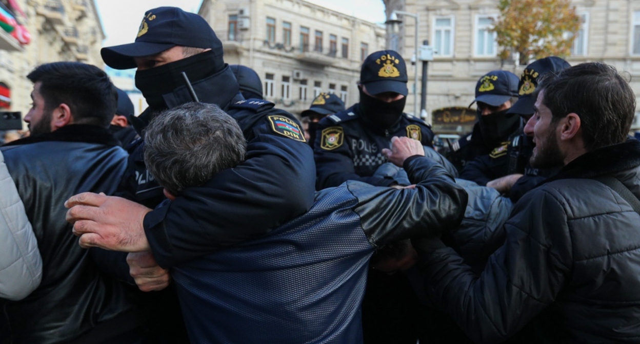 Сотрудники полиции задерживают активистов в Баку. Фото Азиза Каримова для "Кавказского узла". Сотрудники полиции задерживают активистов в Баку. Фото Азиза Каримова для "Кавказского узла".