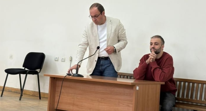 Адвокат Арсен Бабаян (слева) и Вазген Сагателян в зале суда. Фото со страницы Арсена Бабаяна в Facebook* https://www.facebook.com/arsenbabayan.am/ (деятельность компании Meta, которая владеет Facebook, запрещена в России.) Адвокат Арсен Бабаян (слева) и Вазген Сагателян в зале суда. Фото со страницы Арсена Бабаяна в Facebook* https://www.facebook.com/arsenbabayan.am/ (деятельность компании Meta, которая владеет Facebook, запрещена в России.)