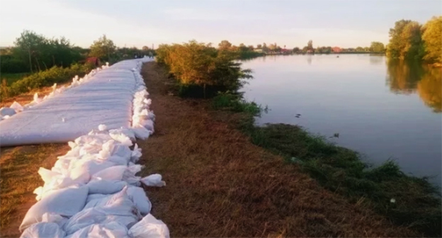 Мешки с песком. 4 июня 2026 г. Фото: соцсети главы Славянского района Кубани Романа Синяговского