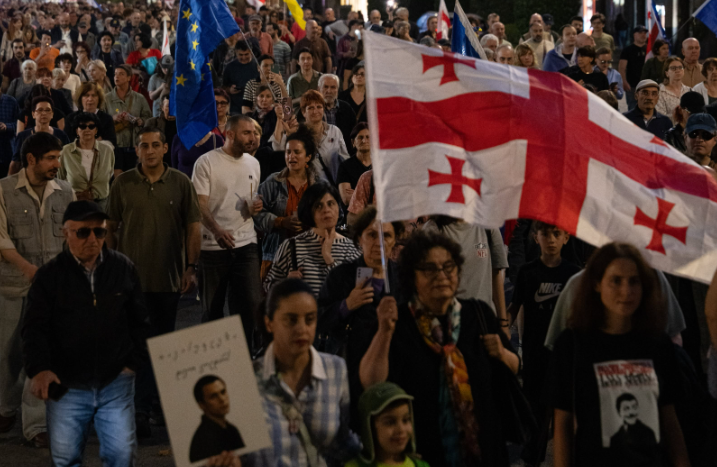 Участники марша против насилия в Тбилиси. Скриншот фото Publika от 06.06.26, https://www.facebook.com/photo?fbid=1779043180161891&set=pcb.1779043276828548 (деятельность компании Meta, владеющей соцсетью, запрещена в России).