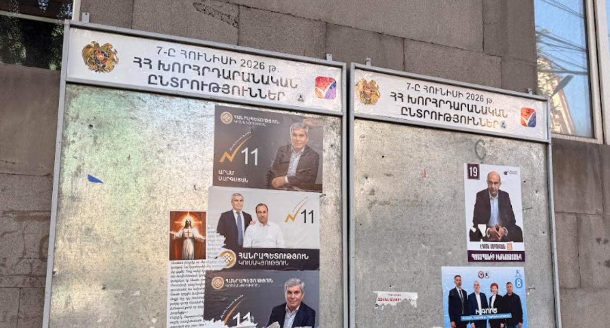 Плакаты с предвыборной агитацией. Фото "Кавказского узла". Плакаты с предвыборной агитацией. Фото "Кавказского узла".