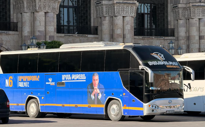 Автобус с предвыборной агитацией в Ереване. Фото "Кавказского узла". Автобус с предвыборной агитацией в Ереване. Фото "Кавказского узла".