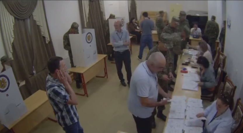 Кадр кадр голосования военных в Армении после закрытия избирательных участков. Фото: Yerevan․Today Rus / Telegram-канал Кадр кадр голосования военных в Армении после закрытия избирательных участков. Фото: Yerevan․Today Rus / Telegram-канал