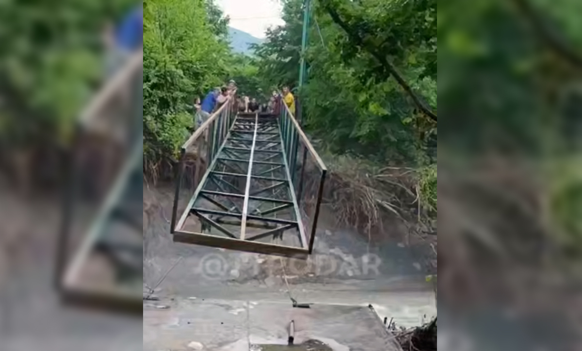 Жители села Возрождение устанавливают мост через реку. Кадр из видео https://t.me/typodar/61193 Жители села Возрождение устанавливают мост через реку. Кадр из видео https://t.me/typodar/61193