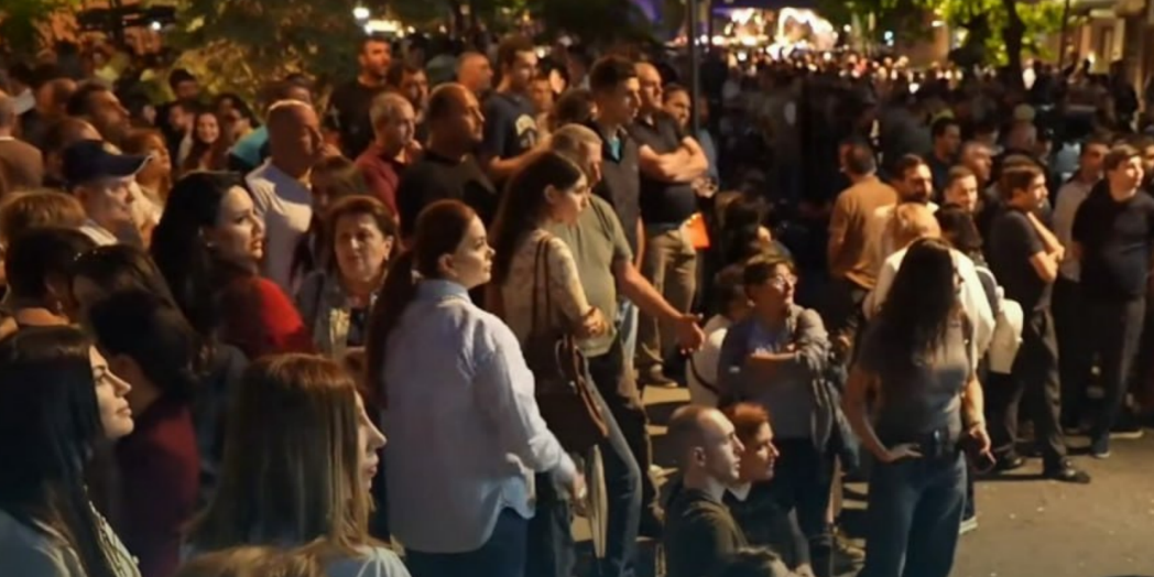 Акция протеста у здания ЦИК Армении. Фото Armlur от 14.06.26, https://t.me/armluram/77688. Акция протеста у здания ЦИК Армении. Фото Armlur от 14.06.26, https://t.me/armluram/77688.