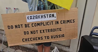 Участник акции в Вене держит в руках транспарант с призывом к властям Казахстана. Скриншот публикации https://www.instagram.com/p/DZkW4qPJGVo/ (деятельность компании Meta (владеет Facebook, Instagram и WhatsApp) запрещена в России)
