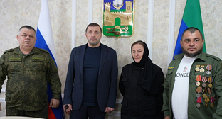 Вдове Магарама Абугаджиева передали орден Мужества. 15 июня 2026 г. Фото пресс-службы администрации Хасавюрта