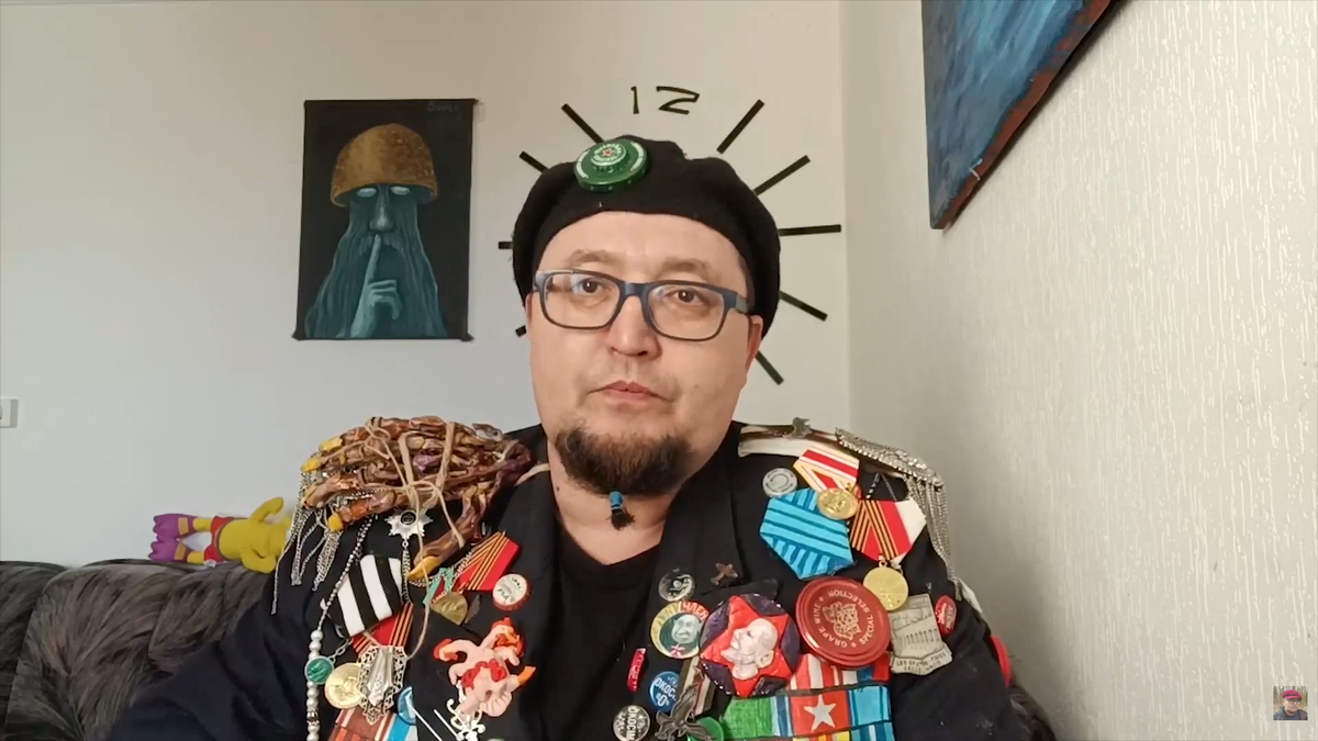 Роберт Кузовков (Семен Скрепецкий). Кадр из видео https://www.youtube.com/watch?v=D880rSRjRvw (деятельность компании Meta (владеет Facebook, Instagram и WhatsApp) запрещена в России)