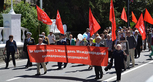 Коммунисты на праздничной демонстрации в Сочи. Фото "Кавказского узла" Коммунисты на праздничной демонстрации в Сочи. Фото "Кавказского узла"