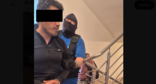 Силовик ведет Эльнура А. Скриншот фото полиции Люблина от 20.06.26, https://x.com/PolicjaLubelska/status/2068301027225292818/photo/1.