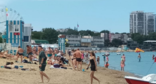 Туристы на Центральном пляже Анапы. Скриншот фото Марианны Шиловой от 20.06.26, https://t.me/fotoVideoMarianna/26581.