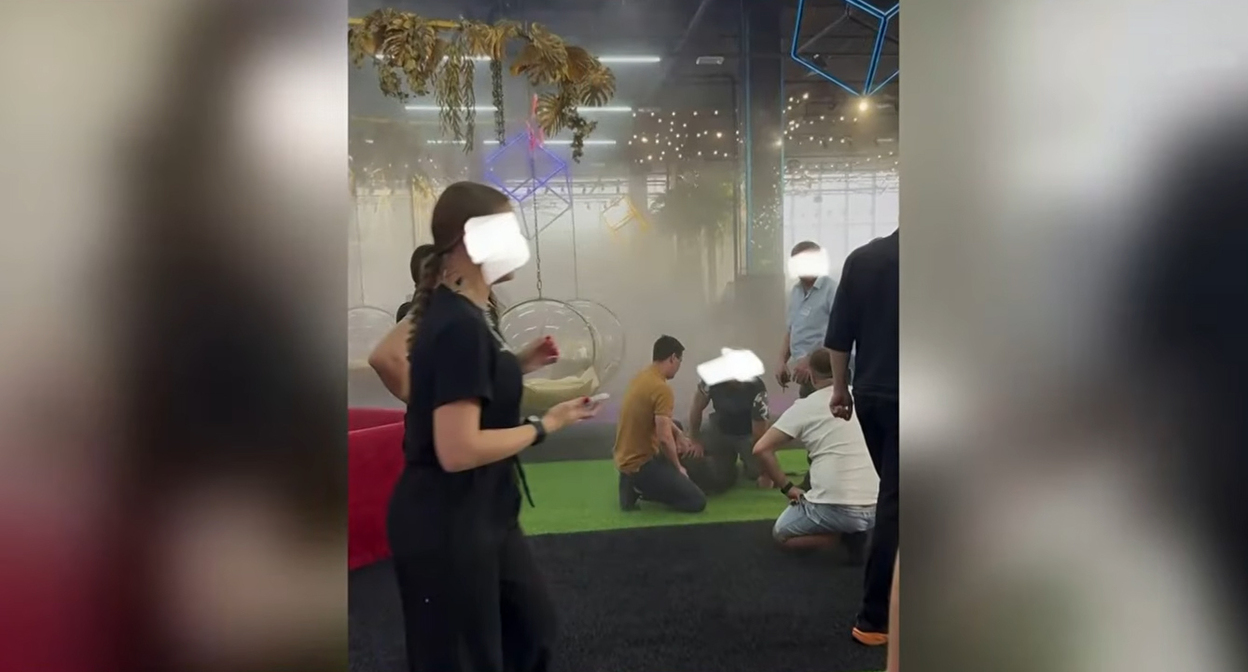 Момент задержания нападавшего в ТЦ West Mall в Краснодаре. Кадр из видео https://www.youtube.com/watch?v=kQG3l6AeilA Момент задержания нападавшего в ТЦ West Mall в Краснодаре. Кадр из видео https://www.youtube.com/watch?v=kQG3l6AeilA