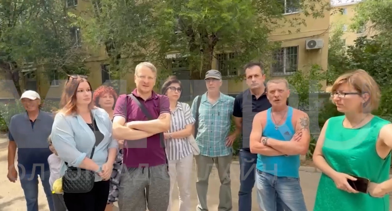 Жители домов № 65, 71, 73 и 75 на улице Набережной в Волжском. Кадр из видео https://t.me/rusnews/86750