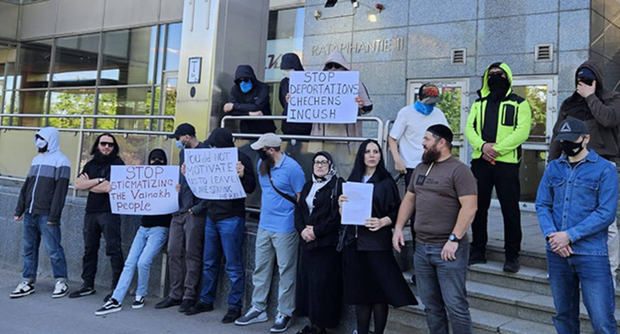 Акция в защиту прав вайнахских беженцев. 22 июня 2026 г. Фото: https://www.facebook.com/photo/?fbid=122119393983275463&set=pcb.122119394163275463 принадлежит компании Meta деятельность которой запрещена в России Акция в защиту прав вайнахских беженцев. 22 июня 2026 г. Фото: https://www.facebook.com/photo/?fbid=122119393983275463&set=pcb.122119394163275463 принадлежит компании Meta деятельность которой запрещена в России