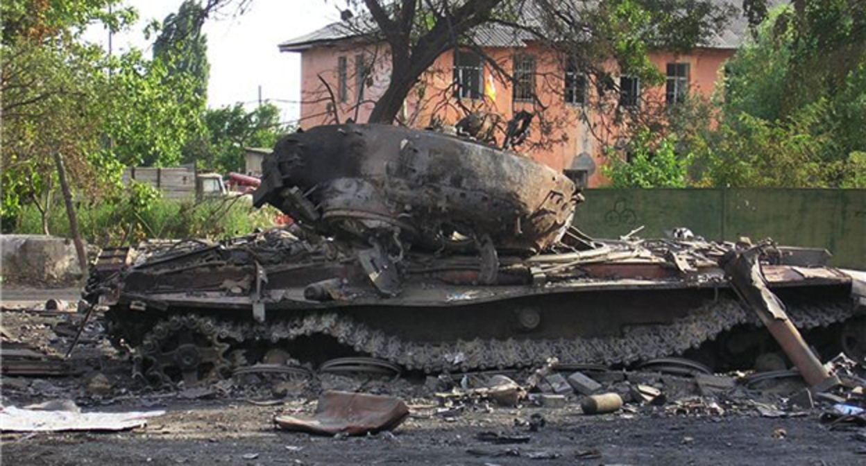 Танк грузинской армии в Цхинвали. Август 2008 г. Фото: Ryzhenkova Yulia https://ru.wikipedia.org/