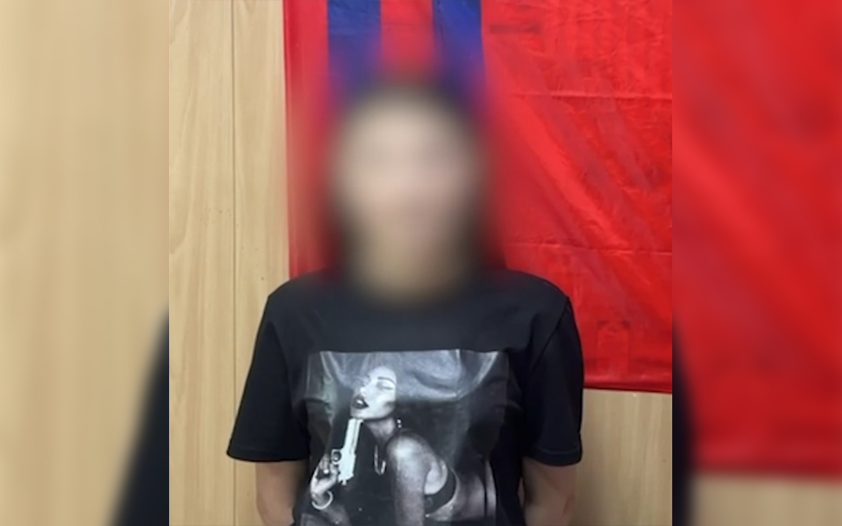 Одна из жительниц Волгограда дает пояснения на камеру о видеосъемке атаки дронов. Кадр из видео https://t.me/newsv1/99067 Одна из жительниц Волгограда дает пояснения на камеру о видеосъемке атаки дронов. Кадр из видео https://t.me/newsv1/99067