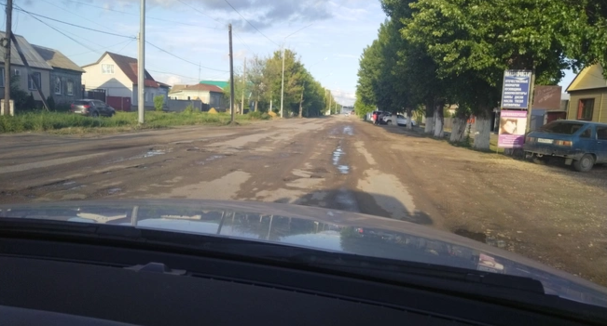 Кадр разбитых дорог в поселке "Красный Яр" в Волгоградской области. Фото: V1.ru. / https://v1.ru/text/transport/2026/07/01/76509075/ Кадр разбитых дорог в поселке "Красный Яр" в Волгоградской области. Фото: V1.ru. / https://v1.ru/text/transport/2026/07/01/76509075/