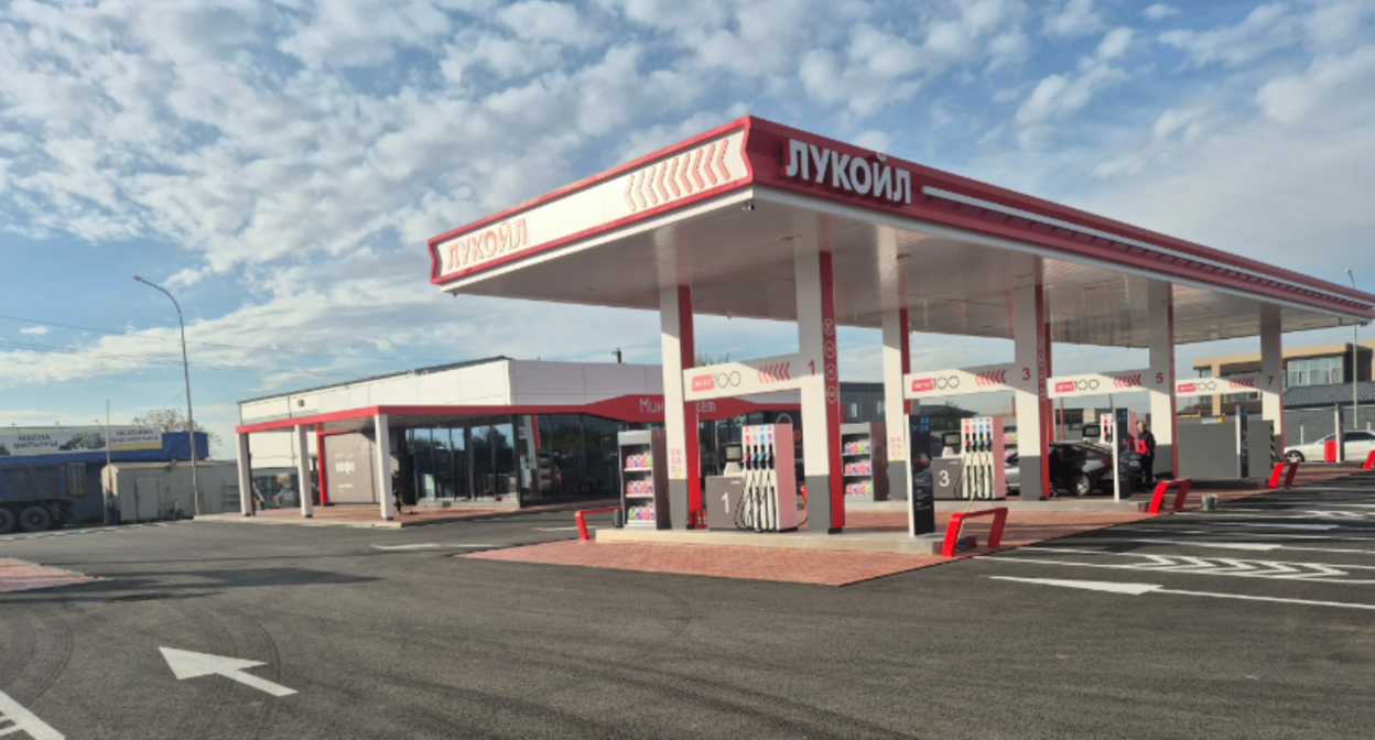 АЗС "Лукойл". Скриншот фото с сервиса "Яндекс.Карты", https://yandex.ru/maps/org/lukoyl/41949990126/?ll=44.635427%2C43.026277&z=16
